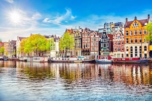 Crociera sui canali di Amsterdam sotto il sole